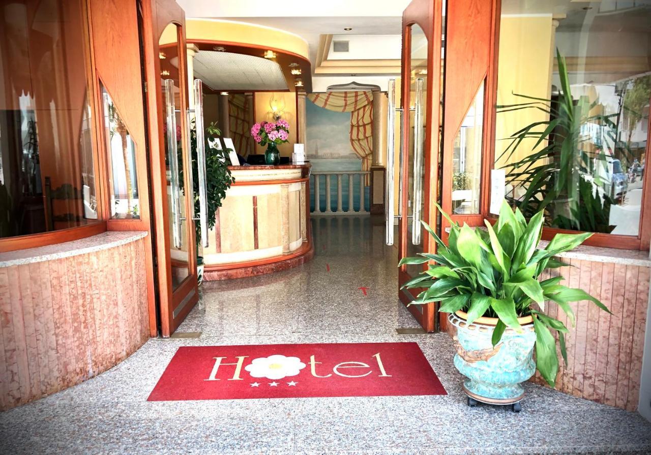 Hotel Margherita Lido di Jesolo Bagian luar foto