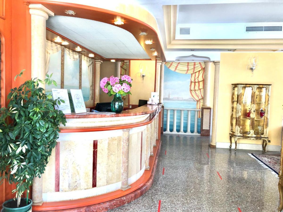 Hotel Margherita Lido di Jesolo Bagian luar foto